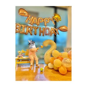 Yui Makino Instagram - 娘2歳のお誕生日会🎂

みんなで色々な味が楽しめるようにとホールケーキではなく
ロールケーキを購入し、猫が大好きな娘の為にアイシングクッキーなども購入してタワーにしてみたのですが…
デコレーションのやり方が全くわからず、見様見真似で必死に頑張ったケーキです（笑）

テーマは"空き地のニャンコちゃん達"🐈🤣

猫ちゃんが大好きで、歌が大好きで、家中アスレチックかな？と思うくらい活発な娘。

すくすくと育っています☺️

#happybirthday #堂島ロール #ロールケーキタワー 
#2歳誕生日 #ケーキ作れる人尊敬 #猫好き部 
#せっかくの写真なのに #う⚪️こ 持ってる…
#うんこミュージアム の思い出😂