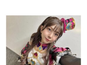 Yui Makino Instagram - プリパラ＆キラっとプリ⭐︎チャン＆ワッチャプリマジ
Winter Live 2023 
黒須あろま役で出演させて頂きました！

ガァルマゲドンの新衣裳、初お披露目！
リッチハートコーデかわいすぎやせんか？？🥹
後ろにはステンドグラスのような蝶々のような…
とっても美しいおリボンも付いています🎀

今回はガァルマゲドン・ミの4人でお揃いのハットを身につけて
「し〜くれっとラタトゥイユ」のパフォーマンスをしたのですが、
今回はアニメのライブシーン完全再現の振付に変わり
これまた可愛さダダ漏れの曲になりました☺︎

キャラクターの性格に合わせて1人ずつ振付が違ったり
動きひとつひとつに意味があったりして本当に可愛いんですよ🩷
練習しててもすごく楽しかったです♡
振付師さまに大感謝🙇‍♀️🙇‍♀️✨

ちなみに私はホウキ乗ってるポーズ好き♡（4枚目）

またちょこちょこお写真あげていきたいと思います！