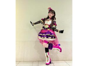 Yui Makino Instagram - プリパラ＆キラっとプリ⭐︎チャン＆ワッチャプリマジ
Winter Live 2023 
黒須あろま役で出演させて頂きました！

ガァルマゲドンの新衣裳、初お披露目！
リッチハートコーデかわいすぎやせんか？？🥹
後ろにはステンドグラスのような蝶々のような…
とっても美しいおリボンも付いています🎀

今回はガァルマゲドン・ミの4人でお揃いのハットを身につけて
「し〜くれっとラタトゥイユ」のパフォーマンスをしたのですが、
今回はアニメのライブシーン完全再現の振付に変わり
これまた可愛さダダ漏れの曲になりました☺︎

キャラクターの性格に合わせて1人ずつ振付が違ったり
動きひとつひとつに意味があったりして本当に可愛いんですよ🩷
練習しててもすごく楽しかったです♡
振付師さまに大感謝🙇‍♀️🙇‍♀️✨

ちなみに私はホウキ乗ってるポーズ好き♡（4枚目）

またちょこちょこお写真あげていきたいと思います！