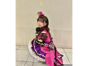 Yui Makino Instagram - プリパラ＆キラっとプリ⭐︎チャン＆ワッチャプリマジ
Winter Live 2023 
黒須あろま役で出演させて頂きました！

ガァルマゲドンの新衣裳、初お披露目！
リッチハートコーデかわいすぎやせんか？？🥹
後ろにはステンドグラスのような蝶々のような…
とっても美しいおリボンも付いています🎀

今回はガァルマゲドン・ミの4人でお揃いのハットを身につけて
「し〜くれっとラタトゥイユ」のパフォーマンスをしたのですが、
今回はアニメのライブシーン完全再現の振付に変わり
これまた可愛さダダ漏れの曲になりました☺︎

キャラクターの性格に合わせて1人ずつ振付が違ったり
動きひとつひとつに意味があったりして本当に可愛いんですよ🩷
練習しててもすごく楽しかったです♡
振付師さまに大感謝🙇‍♀️🙇‍♀️✨

ちなみに私はホウキ乗ってるポーズ好き♡（4枚目）

またちょこちょこお写真あげていきたいと思います！