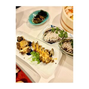 Yui Makino Instagram - 🌸🎎🌸

素晴らしいつるし飾りをいただいたので、
今年のひな祭りはこの子達に見守ってもらいました♡

いただくまでつるし飾りってちゃんとは知らなかったのですが、
一つ一つがとても繊細で愛らしいお人形で、
眺めているだけでこんなにも幸せな気持ちになるものがあるのですね🥹✨
（中でも私は俵のネズミさんが大好きです🐀）

なんて素晴らしき日本の文化…！！！

この日はひな祭り仕様でちょっと豪華な食卓となりました🌸