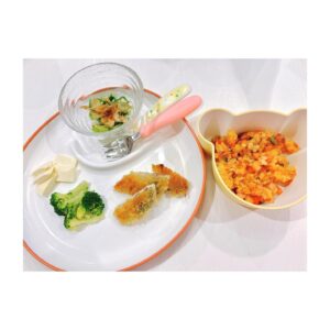 Yui Makino Instagram - この前マネージャーさんと話していた時に「好きなものや、使ってて良かった物とか、娘ちゃんのものでも便利だったものとかもっと発信しても良いかもですね」なんて話になりまして。

大好きな富良野ラベンダーティーだけではなく、好きなもののシェアしていきたいと思います！！

ということで娘ちゃんのごはん
初めて載せるので何だかちょっと恥ずかしいような気持ちなのですが、、

食べられる食材も増えたので
今絶賛活用中なのが#オイシックス 🥦
手作りのごはんにプラスして
幼児も食べられる冷凍おかずや、離乳食コースにお世話になってます😌

この離乳食コースがめちゃめちゃ便利で…！
娘ちゃんはもう完了期も終える頃ではあるのですが、お肉系など家で調理したものだと食べにくそうにする食材もあるので、
これが本当に助かるのです🥹

冷凍なので私が不在の時もレンチンしていつもと変わらぬお味をご提供できるという安定性✨

pic1:（右上）離乳食のハンバーグのトマト煮
（下段中央）モッチリにんじん入りぎょうざ

この日もそうだったのですが卵焼きによく使ってるのが、パプリカやにんじん、玉ねぎなど5種のグリル野菜！←これカットしてある状態の冷凍野菜だから何にでも使えて本当に便利です︎！！スープとかドリアとかにも入れてます❤️
あ、pic2のチキンライスにも入れてましたね（笑）

あと！娘ちゃんも大人たちも好きなのが
鯵のフィレフライ！！最高です🤣
今回のごはんには使ってなかったけど、夏になると出てくるトロなすなんかは焼いてお醤油と鰹節で食べるのも絶品です！！
今年は大量の薬味とポン酢で茄子のたたき風にして食べました❤️

これ皆さんにも食べて欲しい✨

あと、おかひじきも美味しいし！
焼きおにぎりもサイズ感がめちゃめちゃよくて…
って語り始めると止まらないので今回はこの辺にしておきます（笑）
オイシックス食べてる方いらっしゃったら他のオススメも教えて頂きたいです✨

作った物も食べてもらうのですがあると安心なので、冷凍庫の娘ちゃんスペースには色々ストックしてます🤤

pic4:オイシックスさんではないけれど、色々なところで見つけた今ベストな娘ちゃんおやつシリーズです🍓

#ミライフルーツ のいちご・りんご・バナナはフリーズドライだから軽くて持ち運びに最高🍌✨
#babybio も車でお出かけする時など持って出てます！
#ベビーポタージュ はお湯で溶いたらすぐにスープにできるし、お湯の量次第でペーストにもなるので離乳食初期の頃は特に良く使いました♪

きのこチップスは8月に台湾のお茶屋さんで買ってきたものがヒットだったらしく追加で注文しちゃいました🍄

できる限り手作りがいいのもわかっているのですが、素敵な物が沢山ある事も知ったので時間的にタイトな時や、もう一品欲しいなーという時など美味しく取り入れています✨