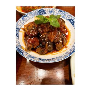 Yui Makino Instagram - ただ、ひたすらに、重慶ご飯🌶️

花椒がアクセントの重慶ラーメンが美味し過ぎて
滞在中めちゃめちゃ食べました。
重慶行かれる際には是非！笑

アテンドして下さったスタッフさんおすすめのお茶屋さんでは
緑茶とライチのミルクティーを頂きました。
美味しかったー！

#ラッフルズシティショッピングセンター 内のスーパーで
お土産もたくさん買いました🩷
入口にドリアンがめちゃめちゃ陳列されてたよ
手を出す勇気は無かった🤣

#スーパーって楽しい ！
#食文化を知る とても素敵な場所だと思うんだ☺️
#美味し過ぎて食べ過ぎた 
#帰ってきたら2kg増 
#絶賛ダイエット中 
#頑張ります