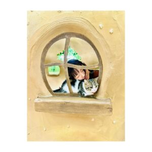 Yui Makino Instagram - 犬派か猫派かと聞かれれば
小さい頃は圧倒的猫派でした🐱

いま娘は完全猫派のようです。

皆さんはどちら派ですか？🐶🐱

#いつかの写真 
#タイミングずれた😂 
#猫の日 
#犬いるのに猫カフェ 🐾