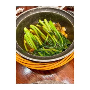 Yui Makino Instagram - ただ、ひたすらに、重慶ご飯🌶️

花椒がアクセントの重慶ラーメンが美味し過ぎて
滞在中めちゃめちゃ食べました。
重慶行かれる際には是非！笑

アテンドして下さったスタッフさんおすすめのお茶屋さんでは
緑茶とライチのミルクティーを頂きました。
美味しかったー！

#ラッフルズシティショッピングセンター 内のスーパーで
お土産もたくさん買いました🩷
入口にドリアンがめちゃめちゃ陳列されてたよ
手を出す勇気は無かった🤣

#スーパーって楽しい ！
#食文化を知る とても素敵な場所だと思うんだ☺️
#美味し過ぎて食べ過ぎた 
#帰ってきたら2kg増 
#絶賛ダイエット中 
#頑張ります
