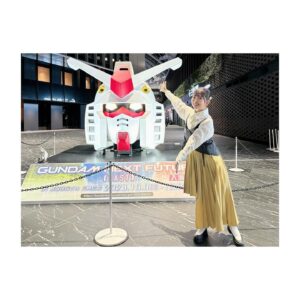 Yui Makino Instagram - 「ガンダムビルドフェスティバル」ガンダムビルドファイターズトライ SP ステージ

放送開始から今日で9年みたいです。
活発で周りの人を引き込んでいく力があり、強い信念を持っているホシノ・フミナという役は、当時の私にとってチャレンジの連続で。
そんな彼女の心が折れてしまうシーンでは、なかなか表現しきれない部分があり何テイクも何テイクも重ね、時に厳しい言葉のディレクションも頂きながら本当に心が折れかかったときにOKテイクが出たことなどもありました。
そんな経験をさせていただいたからこそ、フ一度折れた後のフミナの心の強さ、チームトライファイターズの結束力が出来上がって行ったのだと思います！
演じる上で本当にたくさんの事を吸収させていただけた現場でした。

個人的にはガンダムといえば…的な
発進の時のセリフ「ホシノ・フミナ　いきます！！」が言えてオーディションの当時から一人で高まってました（笑）

昨日は思い出のシーンを振り返りながら当時のお話をセカイ役の#冨樫かずみ さん、ニルス役の#立花慎之介 さん、そしてファンの皆さんと一緒にできて、凄く凄く嬉しかったです！

そして#backon さんの主題歌スペシャルライブ！！
めっっちゃめちゃめちゃめちゃ！楽しかったー！

ビルドシリーズは10周年を迎え、新しい「ビルドメタバース」が配信開始されています。
そちらにはあばたーふみな役で出演しております。

これからもまたたくさんの驚きや感動がビルドシリーズで生まれていくのでしょうね☺️
とっても楽しみです。

#ガンダムビルドファイターズトライ 
#ガンダムビルドファイターズトライアイランドウォーズ 
#ガンダムビルドファイターズバトローグ 
#ホシノフミナ