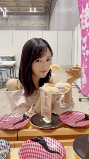 Yui Oguri Instagram - 好きなものばっかり…🥴🥢
皆は、お鮨のネタで必ず食べるのは？？

私は、サーモン。🐟
#握手会