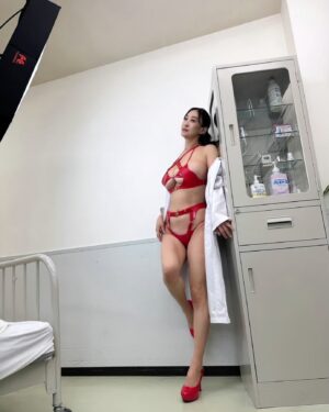 Yūka Sawachi Instagram - 3月8日日は新作VRが発売されます。

こんな真っ赤な下着を着た保健体育の先生です🤣

お知らせは是非リットリンク🔗を見てくださいねー❤️🙇‍♀️✨

#赤
#先生
#セクシー
#VR
#新作