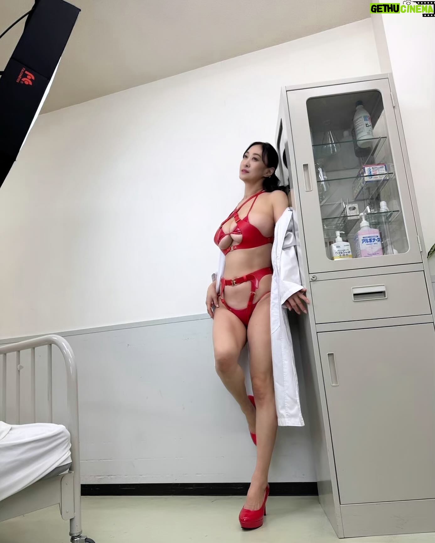 Yūka Sawachi - 1.8K Likes - 3月8日日は新作VRが発売されます。
こんな真っ赤な下着を着た保健体育の先生です🤣
お知らせは是非リットリンク🔗を見てくださいねー❤️🙇♀️✨
#赤
#先生
#セクシー
#VR
#新作