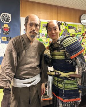 Yuki Inoue Instagram - ・
「どうする家康」最終回
この後20時〜
いよいよだ、1人でも多くの方に届いてほしいです。
殿に最後まで仕えます。
よろしくお願いします。

クランクアップ後に
父・本多正信殿と写真を撮っていただきました。
親子写真です。

#どうする家康
#松山ケンイチ さん
#本多正信
#本多正純