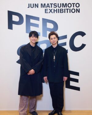 Yuki Inoue Instagram - ・
「どうする家康」でお世話になっている
松本潤さんの展覧会
「PERSPECTIVE-時をつなぐ眼差し-」
お邪魔させて頂きました。

松本さんが徳川家康として生きた約1年半が様々な視点から切り取られていて、空間全体を使ってその景色を見ることができたように感じました。

改めて素敵な出会いに感謝します。
ドラマも残すところあと2回。
最後までよろしくお願いします！

#松本潤PERSPECTIVE展