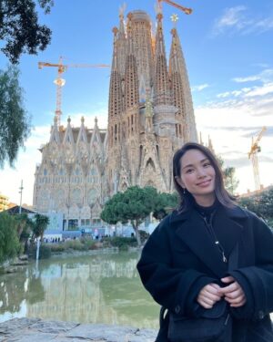 Yuki Terada Instagram - 🇪🇸バルセロナ旅行記
〜やっちまった！大失態2連発🤣〜
ロンドンだけではなく、
実は今回、バルセロナとリスボンにも行ってました！

バルセロナといえば……

サグラダファミリアー！！！！！！
もうこれは、絶対に見たかったんです🙏

一番のお目当てがサグラダファミリアだった！

……んですが🙂🙂
大事件が発生。

サグラダファミリアの中に、、
入れなかったー！！！！！

サグラダファミリアの中に入るためには、
事前購入したチケットが必要です🎫
実は、そのことに気付いたのが前日だったんですよね、、

前日には、チケットが完売！！！！！
当日券の販売もないため、入れなかったんです😢

しかも！！！！！

もう一つのお目当てだった『グエル公園』
ここも中に入るにはチケットが必要なんですが、
チケットが必要だと気付いたのは当日(遅すぎw)で、
こっちも入れなかったんです😢🤣💦

▼バルセロナの観光スポット
▼美味しいごはん屋さん
▼移動方法

こういうことばかり事前に調べていて、
肝心の入場方法を調べてなかったという、、

痛恨のミスをしてしまったのでした😂😂

だから！！！
マジで！！！
声を大にして言いたい！！！！！！！

サグラダファミリア・グエル公園に行きたい人は、
飛行機のチケットと共に
入場チケットも絶対に予約してー！ー！！！！！

これ、バルセロナ観光の鉄則です😤😤

みなさんは、
私みたいな残念な感じになりませんように🙏

とはいえ！！！！！
外だけでも相当すごくて、感動した🥺🥺✨

こりゃあ、すごいわ。
どうやらサグラダファミリアは、2030年に
ついに完成予定らしいですね🤔

完成したらまた、観に行きたいな！
その時は中もね😤😤笑

#バルセロナ #サグラダファミリア #グエル公園 #フリーランス女子 #寺田有希 #teradayuki
