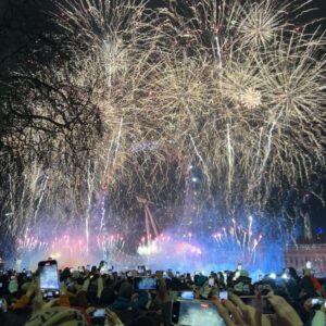 Yuki Terada Instagram - 🇬🇧ロンドン旅行記
〜年越しは有名な花火大会で！〜
『ロンドンで年越しをするなら、
テムズ川の花火大会に行きたい！！！！』

そう、願っていた私。
でも、テムズ川の花火大会といえば、

▼チケットは争奪戦
▼開始までに何時間も並んで待たなきゃいけない
▼トイレ大変
▼とにかく、人！人！人！
▼人混みすぎて上手く見れるかどうかは運(汗)
▼帰るまでに何時間もかかることも…

という、花火以外の部分の前評判や経験者レビューは、
お世辞にもいいとは言えません😂🤣

でも、せっかくのロンドン年越しだもの。
大変な部分も含めて経験だ！！！！！！

行くことに決めたのでした☺️✨

☝️チケット・前情報
▼チケットは公式HPから購入可能
▼一番人気のブルーエリア確保に成功！
▼当日は20:00〜22:30までに入場する必要あり
▼規制のため、エリアごとに駅が決められている
▼ブルーエリアは「ビクトリア」駅から歩く

当日。

待ち時間が長くなるのは嫌だけど、
念のために早めに現地に向かうことにしました。

……これが、のちに大正解だとわかる！！！！

もうちょっと遅かったら、
もしかしたら入場できてなかったかもしれません😢

20:30頃にビクトリア駅に到着。
現地までは、徒歩30分程度でしょうか。
ぼちぼち歩いて向かいます。

道は広いエリアで通行止めになっていて、
駅からは一本道で現地に向かえるようになってました。

スムーズに歩いていく。
人はいるけど、まあそこそこくらいな印象🤔

そして、観覧エリアまで
残り1〜200mくらいのところに着いたとき。
突如、人の流れがピタッと止まりました。
できあがる人だかり。
あっという間に身動きがとれなくなりました。

「なんだ！？」って思ったんだけど、
チケットを見せるゲートがあったのでした。

エリアの結構手前に、ゲートがあるのね。

ここで1時間半ほど、待機。
この時が一番ギュウギュウ状態で待たねばでした😢

ちなみに！！！！！
私は21:00くらいにこのゲートに着いたからよかったのですが、
もう少し遅かったら
このゲートを通れていなかったかもしれません！！！！

ゲートが混みすぎて、
開始時間になっても入れなかった人もいるみたい😢

余裕を持ってよかったです☺️✨

そして、約1時間半後に無事ゲート通過！
エリアまで向かいます。

少し歩くと、再びゲートが！
やはり厳重なチェックがあるもんですね。

その2つ目のゲートを通ると………
エリアに向かえる！！！
見る場所の争奪戦が開幕です！！！！！

この時はまだ空いていて、すんなり。
エリアの一番、入り口側にしました。

……これものちに、大正解だとわかる！！！

入り口近くだと、視界が木にさえぎられない。
そして帰り、すぐにゲートを出られる！

入り口付近、すごくよかったです。
エリアの真ん中だと、
結構、街路樹が邪魔になりそうでしたよ。
(知らんけど。一番奥も見てないからわからんけど)

さらには、歩道を陣取れた私。
車道より、歩道って少し段が高くなってるじゃない？
この歩道の段差に助けられました🤣

ありがとう、歩道の段差。
チビ仲間は歩道あたりの確保を強くオススメします！

何気に大正解を何個も出しながら、
始まるまで2時間半ほど待機しました。

23時頃から、混んできました。
背が高い人が来る度にヒヤヒヤしながら(笑)

めーっちゃ寒いって日でもなかった。
でも長時間待ってると、冷えてくるものです。

冷えと疲労に耐えながら待っていると……

時刻は0時少し前。
ドローンが飛んでいるのがわかりました。

……始まる！！！

約1万2000発の花火があがるこの花火大会。
いや、マジで圧巻でした！！！！！

時間は約15分〜20分ほどとコンパクト。
それでも大満足！！！！！

日本での大きな花火大会をいくつも見てきた私ですが、
雰囲気も相まって、
これは相当綺麗だったなと思います。

機会があればぜひ！
チャレンジしてみて下さい🙌

最後に、寺田的ポイントをまとめます！！！

☝️寺田的ポイント
▼早めに行って損はなし！マジで！！！
▼エリア内にトイレもあるよ(汚いけど)
▼身長低い仲間は、段差の上などを陣取りましょう
▼待ち時間、雨が降りました。晴天予報じゃない限り、傘はいるね！カッパでもいいかも？
▼場所を取っておく、なんてことはできないよ
▼深夜も地下鉄は動いてます
▼帰りは遠慮とかせずに入り口に突き進むべし
▼並び始めたらトイレには基本いけないので…まあ、オムツも一つの手です(笑)

ちょっと頑張って行ってよかった！
いい年越しとなりました🙌

📷写真
7枚目:道にある表示
8枚目:1つ目のゲート通過待ち
9枚目:始まる約15分前

#ロンドン #旅行記 #フリーランス女子 #寺田有希 #teradayuki
