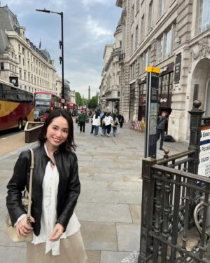 Yuki Terada Instagram - I'm in London!!!!!🇬🇧

日本でのいろいろな作業を終え…
ついに、ロンドンに来ましたー！！！！！✨

実は数日前から来てたのですが、
寒さなのか、環境の変化なのか、疲れなのか。
原因はわからんがやられてしまい、
家から出れない生活を送ってました🤣😂💦

復活！！！
からの、中心街へ🇬🇧✨

ここからロンドン生活、楽しんでくぞ✊✨

#ロンドン #駐妻 #海外生活 #フリーランス女子