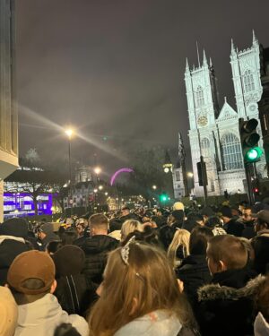 Yuki Terada Instagram - 🇬🇧ロンドン旅行記
〜年越しは有名な花火大会で！〜
『ロンドンで年越しをするなら、
テムズ川の花火大会に行きたい！！！！』

そう、願っていた私。
でも、テムズ川の花火大会といえば、

▼チケットは争奪戦
▼開始までに何時間も並んで待たなきゃいけない
▼トイレ大変
▼とにかく、人！人！人！
▼人混みすぎて上手く見れるかどうかは運(汗)
▼帰るまでに何時間もかかることも…

という、花火以外の部分の前評判や経験者レビューは、
お世辞にもいいとは言えません😂🤣

でも、せっかくのロンドン年越しだもの。
大変な部分も含めて経験だ！！！！！！

行くことに決めたのでした☺️✨

☝️チケット・前情報
▼チケットは公式HPから購入可能
▼一番人気のブルーエリア確保に成功！
▼当日は20:00〜22:30までに入場する必要あり
▼規制のため、エリアごとに駅が決められている
▼ブルーエリアは「ビクトリア」駅から歩く

当日。

待ち時間が長くなるのは嫌だけど、
念のために早めに現地に向かうことにしました。

……これが、のちに大正解だとわかる！！！！

もうちょっと遅かったら、
もしかしたら入場できてなかったかもしれません😢

20:30頃にビクトリア駅に到着。
現地までは、徒歩30分程度でしょうか。
ぼちぼち歩いて向かいます。

道は広いエリアで通行止めになっていて、
駅からは一本道で現地に向かえるようになってました。

スムーズに歩いていく。
人はいるけど、まあそこそこくらいな印象🤔

そして、観覧エリアまで
残り1〜200mくらいのところに着いたとき。
突如、人の流れがピタッと止まりました。
できあがる人だかり。
あっという間に身動きがとれなくなりました。

「なんだ！？」って思ったんだけど、
チケットを見せるゲートがあったのでした。

エリアの結構手前に、ゲートがあるのね。

ここで1時間半ほど、待機。
この時が一番ギュウギュウ状態で待たねばでした😢

ちなみに！！！！！
私は21:00くらいにこのゲートに着いたからよかったのですが、
もう少し遅かったら
このゲートを通れていなかったかもしれません！！！！

ゲートが混みすぎて、
開始時間になっても入れなかった人もいるみたい😢

余裕を持ってよかったです☺️✨

そして、約1時間半後に無事ゲート通過！
エリアまで向かいます。

少し歩くと、再びゲートが！
やはり厳重なチェックがあるもんですね。

その2つ目のゲートを通ると………
エリアに向かえる！！！
見る場所の争奪戦が開幕です！！！！！

この時はまだ空いていて、すんなり。
エリアの一番、入り口側にしました。

……これものちに、大正解だとわかる！！！

入り口近くだと、視界が木にさえぎられない。
そして帰り、すぐにゲートを出られる！

入り口付近、すごくよかったです。
エリアの真ん中だと、
結構、街路樹が邪魔になりそうでしたよ。
(知らんけど。一番奥も見てないからわからんけど)

さらには、歩道を陣取れた私。
車道より、歩道って少し段が高くなってるじゃない？
この歩道の段差に助けられました🤣

ありがとう、歩道の段差。
チビ仲間は歩道あたりの確保を強くオススメします！

何気に大正解を何個も出しながら、
始まるまで2時間半ほど待機しました。

23時頃から、混んできました。
背が高い人が来る度にヒヤヒヤしながら(笑)

めーっちゃ寒いって日でもなかった。
でも長時間待ってると、冷えてくるものです。

冷えと疲労に耐えながら待っていると……

時刻は0時少し前。
ドローンが飛んでいるのがわかりました。

……始まる！！！

約1万2000発の花火があがるこの花火大会。
いや、マジで圧巻でした！！！！！

時間は約15分〜20分ほどとコンパクト。
それでも大満足！！！！！

日本での大きな花火大会をいくつも見てきた私ですが、
雰囲気も相まって、
これは相当綺麗だったなと思います。

機会があればぜひ！
チャレンジしてみて下さい🙌

最後に、寺田的ポイントをまとめます！！！

☝️寺田的ポイント
▼早めに行って損はなし！マジで！！！
▼エリア内にトイレもあるよ(汚いけど)
▼身長低い仲間は、段差の上などを陣取りましょう
▼待ち時間、雨が降りました。晴天予報じゃない限り、傘はいるね！カッパでもいいかも？
▼場所を取っておく、なんてことはできないよ
▼深夜も地下鉄は動いてます
▼帰りは遠慮とかせずに入り口に突き進むべし
▼並び始めたらトイレには基本いけないので…まあ、オムツも一つの手です(笑)

ちょっと頑張って行ってよかった！
いい年越しとなりました🙌

📷写真
7枚目:道にある表示
8枚目:1つ目のゲート通過待ち
9枚目:始まる約15分前

#ロンドン #旅行記 #フリーランス女子 #寺田有希 #teradayuki