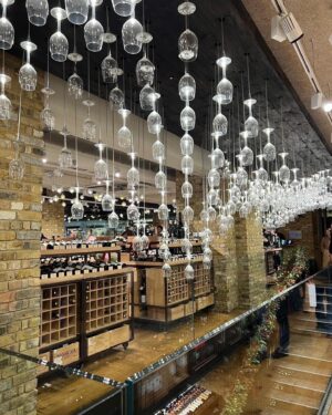 Yuki Terada Instagram - 🇬🇧ロンドン旅行記③
〜お酒好き必見！オススメのお店を見つけた〜
見てください！
この圧巻のワインの品揃え🍷✨

たまたま見つけたんだけど、
ここがめーーーっちゃ良かった！！！ので、シェアハピ🙌

『Hedonism Wines』
@hedonism_wines 

ロンドンの中心エリアを
ぷらぷらっと歩いてたら着くくらいの位置にあります。

地下もあって、店内は2フロア。
広い敷地にずらーっと世界各国のワインが並んでます！
数で言うと、軽く4桁本は超えてると思う。
下手したら5桁本あるかも🤔？

ワインだけじゃなく流行りのジンや日本酒まで！

ほら、外食は高いし、円安だしさ(涙)
滞在中の数回は、
宿でご飯を済ませようって人も多いと思うんです。
宿で飲むお酒を探すには、ここ最高最強！！！

ここは、酒好きのテーマパークや！笑
買わなくても、見てるだけで楽しいから
観光の合間に立ち寄るのもオススメです🙋‍♂️

値段もピンキリあったんで安心ですよ☺️🍷

ロンドン中心部に行った際はぜひ！

#ロンドン #旅行記 #フリーランス女子 #フリーランス

＊＊＊＊＊＊

ここからは、
少し自分の気持ちをお話したいと思います。

よければ最後までお読み下さい。

＊＊＊＊＊＊

少しご無沙汰の
更新になってしまいました。

日本が大変なことになっていますね。
被害の大きさを伝えるニュースを
海外から見る日々が続いております。

「旅行記を投稿します！」

と言って、滞在中の記録を更新していたわけですが、
さすがに不相応なのではないかと思い、
少しの間、自粛をしておりました。

しかし、もし日本にいたとしても、
私ができることは、
「募金」と「なるべく日常を過ごすこと」だけなはず。

海外にいても同じだろうと思いました。

「旅行記楽しみにしています！」
そう言って下さっていた方のためにも、
通常の投稿を復活させます。

被害に遭われた方に、心よりお見舞い申し上げます。
そして1日でも早い復活を祈っています。

海外から、募金もしました。

私のエンタメを楽しみにして下さっている方のために、
変わらず全力で向き合ってまいります。

どんな考えが、どんな行動が、
正しいのか、とても難しい世の中です。

自分なりの考えに、他者への配慮を添えて、
それぞれが納得できる行動をしていきたいですね。

＊＊＊＊＊＊

それでは！
これからもお付き合いよろしくお願いします🙌✨