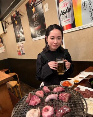 Yuki Terada Instagram - 渡航前にしなければいけないこと！！
それは、、、

美味しいごはんを食べまくることだ！！！！！🐷✨笑

ロンドンといえば、、ね？
有名なもんで、、笑

美味しいご飯を詰め込んでます😂🐷✨

この日はオススメの焼き肉へ🥩

ホルモンが雑に盛られた
「ホルモン盛り合わせ」が有名らしい！
とにかく色んな部位が盛られてるもんだから、
どの部位かもわからず食べてた😂🤣

七輪の焼き肉は、やはり最高ですな🐷🥩✨

#フリーランス #フリーランス女子 #焼肉 #ホルモン焼肉