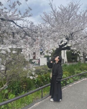 Yuki Terada Instagram - ＼ ご報告🙌 ／
本日、35歳になりました🎂✨

大きな節目ともいえる年齢を迎えた本日、
みなさまにお伝えしたいことがあり、
noteを更新しました。

実は春から、
『『海外移住』』をすることになりました。

詳細は、
記事をご一読いただけますと嬉しいです。

noteへは、
ストーリーズから飛んでいただけます💨

33歳、34歳と、
人生においての大きな決断や、変化がたくさんありました。

そして、35歳も。
決断と変化の日々は、まだまだ続きそうです。

大人として、女性として、ひとりの人間として。
もっともっと成長していけるよう、
全力で生きていきたいなと思います。

35歳のわたしも、どうぞよろしくお願いいたします。

2024.04.21　寺田有希

#ご報告 #お誕生日 #35歳になりました #フリーランス女子 #フリーランス #海外移住