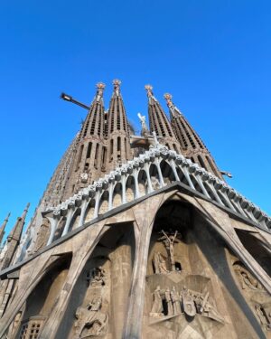 Yuki Terada Instagram - 🇪🇸バルセロナ旅行記
〜やっちまった！大失態2連発🤣〜
ロンドンだけではなく、
実は今回、バルセロナとリスボンにも行ってました！

バルセロナといえば……

サグラダファミリアー！！！！！！
もうこれは、絶対に見たかったんです🙏

一番のお目当てがサグラダファミリアだった！

……んですが🙂🙂
大事件が発生。

サグラダファミリアの中に、、
入れなかったー！！！！！

サグラダファミリアの中に入るためには、
事前購入したチケットが必要です🎫
実は、そのことに気付いたのが前日だったんですよね、、

前日には、チケットが完売！！！！！
当日券の販売もないため、入れなかったんです😢

しかも！！！！！

もう一つのお目当てだった『グエル公園』
ここも中に入るにはチケットが必要なんですが、
チケットが必要だと気付いたのは当日(遅すぎw)で、
こっちも入れなかったんです😢🤣💦

▼バルセロナの観光スポット
▼美味しいごはん屋さん
▼移動方法

こういうことばかり事前に調べていて、
肝心の入場方法を調べてなかったという、、

痛恨のミスをしてしまったのでした😂😂

だから！！！
マジで！！！
声を大にして言いたい！！！！！！！

サグラダファミリア・グエル公園に行きたい人は、
飛行機のチケットと共に
入場チケットも絶対に予約してー！ー！！！！！

これ、バルセロナ観光の鉄則です😤😤

みなさんは、
私みたいな残念な感じになりませんように🙏

とはいえ！！！！！
外だけでも相当すごくて、感動した🥺🥺✨

こりゃあ、すごいわ。
どうやらサグラダファミリアは、2030年に
ついに完成予定らしいですね🤔

完成したらまた、観に行きたいな！
その時は中もね😤😤笑

#バルセロナ #サグラダファミリア #グエル公園 #フリーランス女子 #寺田有希 #teradayuki