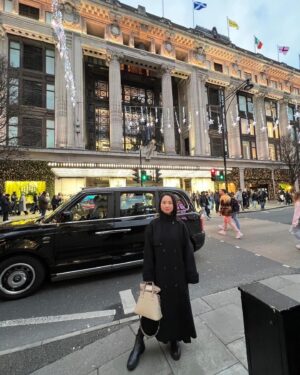 Yuki Terada Instagram - 🇬🇧ロンドン旅行記③
〜お酒好き必見！オススメのお店を見つけた〜
見てください！
この圧巻のワインの品揃え🍷✨

たまたま見つけたんだけど、
ここがめーーーっちゃ良かった！！！ので、シェアハピ🙌

『Hedonism Wines』
@hedonism_wines 

ロンドンの中心エリアを
ぷらぷらっと歩いてたら着くくらいの位置にあります。

地下もあって、店内は2フロア。
広い敷地にずらーっと世界各国のワインが並んでます！
数で言うと、軽く4桁本は超えてると思う。
下手したら5桁本あるかも🤔？

ワインだけじゃなく流行りのジンや日本酒まで！

ほら、外食は高いし、円安だしさ(涙)
滞在中の数回は、
宿でご飯を済ませようって人も多いと思うんです。
宿で飲むお酒を探すには、ここ最高最強！！！

ここは、酒好きのテーマパークや！笑
買わなくても、見てるだけで楽しいから
観光の合間に立ち寄るのもオススメです🙋‍♂️

値段もピンキリあったんで安心ですよ☺️🍷

ロンドン中心部に行った際はぜひ！

#ロンドン #旅行記 #フリーランス女子 #フリーランス

＊＊＊＊＊＊

ここからは、
少し自分の気持ちをお話したいと思います。

よければ最後までお読み下さい。

＊＊＊＊＊＊

少しご無沙汰の
更新になってしまいました。

日本が大変なことになっていますね。
被害の大きさを伝えるニュースを
海外から見る日々が続いております。

「旅行記を投稿します！」

と言って、滞在中の記録を更新していたわけですが、
さすがに不相応なのではないかと思い、
少しの間、自粛をしておりました。

しかし、もし日本にいたとしても、
私ができることは、
「募金」と「なるべく日常を過ごすこと」だけなはず。

海外にいても同じだろうと思いました。

「旅行記楽しみにしています！」
そう言って下さっていた方のためにも、
通常の投稿を復活させます。

被害に遭われた方に、心よりお見舞い申し上げます。
そして1日でも早い復活を祈っています。

海外から、募金もしました。

私のエンタメを楽しみにして下さっている方のために、
変わらず全力で向き合ってまいります。

どんな考えが、どんな行動が、
正しいのか、とても難しい世の中です。

自分なりの考えに、他者への配慮を添えて、
それぞれが納得できる行動をしていきたいですね。

＊＊＊＊＊＊

それでは！
これからもお付き合いよろしくお願いします🙌✨