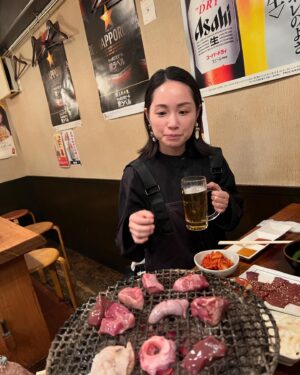 Yuki Terada Instagram - 渡航前にしなければいけないこと！！
それは、、、

美味しいごはんを食べまくることだ！！！！！🐷✨笑

ロンドンといえば、、ね？
有名なもんで、、笑

美味しいご飯を詰め込んでます😂🐷✨

この日はオススメの焼き肉へ🥩

ホルモンが雑に盛られた
「ホルモン盛り合わせ」が有名らしい！
とにかく色んな部位が盛られてるもんだから、
どの部位かもわからず食べてた😂🤣

七輪の焼き肉は、やはり最高ですな🐷🥩✨

#フリーランス #フリーランス女子 #焼肉 #ホルモン焼肉