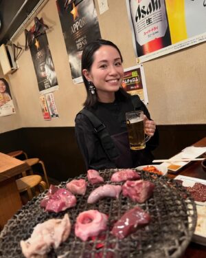 Yuki Terada Instagram - 渡航前にしなければいけないこと！！
それは、、、

美味しいごはんを食べまくることだ！！！！！🐷✨笑

ロンドンといえば、、ね？
有名なもんで、、笑

美味しいご飯を詰め込んでます😂🐷✨

この日はオススメの焼き肉へ🥩

ホルモンが雑に盛られた
「ホルモン盛り合わせ」が有名らしい！
とにかく色んな部位が盛られてるもんだから、
どの部位かもわからず食べてた😂🤣

七輪の焼き肉は、やはり最高ですな🐷🥩✨

#フリーランス #フリーランス女子 #焼肉 #ホルモン焼肉