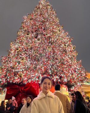 Yuki Terada Instagram - 🇬🇧ロンドン旅行記②
〜超有名！クリスマスマーケットに潜入〜
ロンドンのクリスマスは、
ハロウィンが終わってすぐの11月頭頃から、
1月の頭まで続きます🙋‍♂️笑

本当に、クリスマスが大事なんだなとつくづく。

街の豪華な電飾もさることながら、
クリスマスマーケットもすごいらしい🎅

ってことで、
せっかくなので超有名なクリスマスマーケットへ！

『コヴェント・ガーデン』

ここは、色んなショップが集まるショッピングモール🛍️
普段から人気なエリア。
そこが本気でクリスマスをやると……

装飾の規模が、すげえええええ😳😳

めっちゃ大きなツリーに、
天井からは無数のベルが吊るされてるではないか！！

こんな豪華な装飾、
なかなか見ることってできない😳😳
それを見られるだけで価値アリです！

この時期だけの露店もたくさんあって
ふらふら歩くだけで楽しいし、
至るところにいる大道芸人さんたちのパフォーマンスも
テンションをあげてくれるし、
何より空間がハッピーな気持ちにしてくれる！

この空気を浴びると、
クリスマスが好きになる！ってあるかもしれません🎄

11〜翌年1月頭くらいまでで
ロンドンに旅行される予定がある方は、
ぜひともここは行ってほしい！！！

オススメです🙋‍♂️

ちなみに、
このコヴェント・ガーデンにあるAppleが
めちゃくちゃオシャレだった件🍎笑

#ロンドン #旅行記 #クリスマスマーケット #フリーランス女子 #寺田有希 #teradayuki