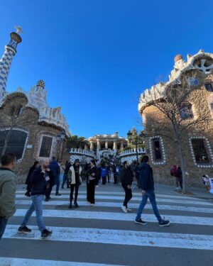 Yuki Terada Instagram - 🇪🇸バルセロナ旅行記
〜やっちまった！大失態2連発🤣〜
ロンドンだけではなく、
実は今回、バルセロナとリスボンにも行ってました！

バルセロナといえば……

サグラダファミリアー！！！！！！
もうこれは、絶対に見たかったんです🙏

一番のお目当てがサグラダファミリアだった！

……んですが🙂🙂
大事件が発生。

サグラダファミリアの中に、、
入れなかったー！！！！！

サグラダファミリアの中に入るためには、
事前購入したチケットが必要です🎫
実は、そのことに気付いたのが前日だったんですよね、、

前日には、チケットが完売！！！！！
当日券の販売もないため、入れなかったんです😢

しかも！！！！！

もう一つのお目当てだった『グエル公園』
ここも中に入るにはチケットが必要なんですが、
チケットが必要だと気付いたのは当日(遅すぎw)で、
こっちも入れなかったんです😢🤣💦

▼バルセロナの観光スポット
▼美味しいごはん屋さん
▼移動方法

こういうことばかり事前に調べていて、
肝心の入場方法を調べてなかったという、、

痛恨のミスをしてしまったのでした😂😂

だから！！！
マジで！！！
声を大にして言いたい！！！！！！！

サグラダファミリア・グエル公園に行きたい人は、
飛行機のチケットと共に
入場チケットも絶対に予約してー！ー！！！！！

これ、バルセロナ観光の鉄則です😤😤

みなさんは、
私みたいな残念な感じになりませんように🙏

とはいえ！！！！！
外だけでも相当すごくて、感動した🥺🥺✨

こりゃあ、すごいわ。
どうやらサグラダファミリアは、2030年に
ついに完成予定らしいですね🤔

完成したらまた、観に行きたいな！
その時は中もね😤😤笑

#バルセロナ #サグラダファミリア #グエル公園 #フリーランス女子 #寺田有希 #teradayuki