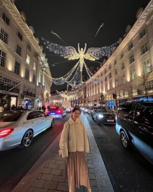 Yuki Terada Instagram - 🇬🇧ロンドン旅行記①
〜🎄クリスマスの街並み〜
少し長めに時間を作れたので、
人生で初めて！！！！！

年末年始を海外で過ごすことにしました☺️✨

訪れたのは「ロンドン」！！！
ロンドンのクリスマスや年越しって……ねえ？
憧れが詰まってますよね🥺？

せっかくなので、旅行記レポをしていきます！！！

＊＊＊＊＊＊

『ロンドン=クリスマスがすごい』
と、想像する方も多いのではないでしょうか？

……その通り！！！
ロンドンのクリスマスは想像通り、
いや想像以上に、すごかったです😳👏

初めてのロンドンクリスマスなので、
有名どころをプラプラ散歩してみました！

＊＊＊＊＊＊

▼Regemt Street(1枚目)
ロンドンといえば、この通りでしょう！
天使が空に😳！！！？？？
スケール感が規格外すぎました😂

通り一面が電飾で彩られていて、
とにかくカッコいい！キレイ！オシャレ！厳か！
ロンドンに行ったら、ここは必ず行ってほしい。

▼たまたま見つけたツリー(写真2枚目)
これ……どこかわからん(笑)
街で見かけたツリーくん。
なんで、わからん場所の写真載せるの？ってね。

どこかわからんような何気ない場所も、
電飾で彩られていて、めっちゃキレイなの！！！

ってことを、言いたかったんです☺️
ふらふら歩いてるだけで、ロンドンは楽しい。

▼フォートナム&メイソン(3枚目 Piccadilly Street)
超有名な紅茶店。
王室御用達で、お土産で選ぶ人も多いのでは？
クリスマス仕様の外観は、それはもうお見事でした！

▼Bond Street(4.5枚目)
高級ブランド街のこの通り。
思い思いの電飾で、各店が彩られていたよ！
もう、ウットリでしたわ☺️✨
写真以外のお店も本当にキレイだったから、
ぜひ歩いてみてほしいなー。

ちなみに。
「エルメス」はあまり電飾されていなかった！
これが、王者の風格か？笑
あえて飾らない感じも、よきでした。

▼Leicester Square(6枚目)
街のど真ん中にある公園。
ここにもクリスマスマーケットが出現！！！
本当に規模が違います😳

チケットとかなく中に入れて、
色んなお店もあって楽しかったよ！

＊＊＊＊＊＊

以上、クリスマスのロンドンの街並みでした！

#london🇬🇧 #ロンドン旅行 #クリスマス #フリーランス女子 #フリーランス #teradayuki #寺田有希