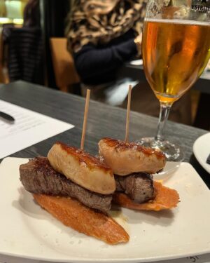 Yuki Terada Instagram - 🇪🇸バルセロナ旅行記
〜レストランが当たりだった件〜
スペインといえば、ご飯が美味しいじゃないですか。
それはもう、楽しみにしてまして。
ハズレのお店には行きたくなかったんですね？

だからこそ、めーっちゃ調べました😤

とは言え、どれだけ調べても、
うまくいかないことがあるのも、レストラン。

なはずなのに！！！
今回は成功したんですよね、お店選び！！！

もし、バルセロナ旅行の予定がある方、
バルセロナに行ってみたい方！
いらっしゃったら参考にしてみて下さいませ🙌

①Paco Meralgo(写真:1〜3)
カウンターの前にはショーケースに海鮮ズラーっ！
目にも楽しく、どれを頼んでも美味しかったです！
タパスの量が控えめなのも、種類が食べれてありがたい🙏

マグロも頼んだんだけど、
美味しすぎて写真撮らず食べちゃった(笑)

カフェラテ頼んだら、
エスプレッソとフォームミルクが出て来た！楽しい！

②Cerveceria Catalana(写真:4,5)
タパスの種類がとにかく豊富！
そして、めーっちゃ美味しい！！！
一番人気のフォアグラ牛肉も美味しかったけど、
個人的にはタコが優勝🐙

③Los Caracoles(写真:6〜8)
スペインといえば、パエリア！！
パエリアももちろん美味しかったんだけど、
個人的にはローストチキンが最高だった✨
日本人客は多め！

④Cerveseria vaso de Olo(写真:9,10)
海辺にはショッピングモールがあるんだけど！
その辺りに行った際にオススメ！

地元民が集まるパブって感じかな🤔
お客さんがぎっしり、入り口も見つけにくい。
入りづらい空気はあるが、、
勇気を出して入店したら正解でした👍
席取り合戦もしなきゃだったんですが、
そこは日本人の遠慮とか忘れましょう(笑)

ザ・スペインって感じの料理ではないから、そこはご注意！
でも料理もビールも最高！

#バルセロナ #グルメスタグラム #フリーランス女子 #寺田有希 #teradayuki