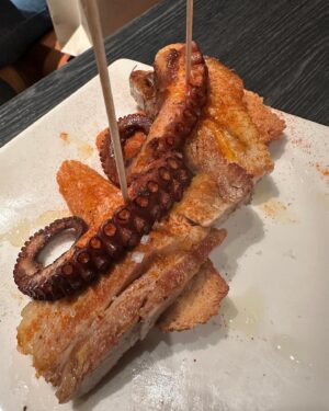 Yuki Terada Instagram - 🇪🇸バルセロナ旅行記
〜レストランが当たりだった件〜
スペインといえば、ご飯が美味しいじゃないですか。
それはもう、楽しみにしてまして。
ハズレのお店には行きたくなかったんですね？

だからこそ、めーっちゃ調べました😤

とは言え、どれだけ調べても、
うまくいかないことがあるのも、レストラン。

なはずなのに！！！
今回は成功したんですよね、お店選び！！！

もし、バルセロナ旅行の予定がある方、
バルセロナに行ってみたい方！
いらっしゃったら参考にしてみて下さいませ🙌

①Paco Meralgo(写真:1〜3)
カウンターの前にはショーケースに海鮮ズラーっ！
目にも楽しく、どれを頼んでも美味しかったです！
タパスの量が控えめなのも、種類が食べれてありがたい🙏

マグロも頼んだんだけど、
美味しすぎて写真撮らず食べちゃった(笑)

カフェラテ頼んだら、
エスプレッソとフォームミルクが出て来た！楽しい！

②Cerveceria Catalana(写真:4,5)
タパスの種類がとにかく豊富！
そして、めーっちゃ美味しい！！！
一番人気のフォアグラ牛肉も美味しかったけど、
個人的にはタコが優勝🐙

③Los Caracoles(写真:6〜8)
スペインといえば、パエリア！！
パエリアももちろん美味しかったんだけど、
個人的にはローストチキンが最高だった✨
日本人客は多め！

④Cerveseria vaso de Olo(写真:9,10)
海辺にはショッピングモールがあるんだけど！
その辺りに行った際にオススメ！

地元民が集まるパブって感じかな🤔
お客さんがぎっしり、入り口も見つけにくい。
入りづらい空気はあるが、、
勇気を出して入店したら正解でした👍
席取り合戦もしなきゃだったんですが、
そこは日本人の遠慮とか忘れましょう(笑)

ザ・スペインって感じの料理ではないから、そこはご注意！
でも料理もビールも最高！

#バルセロナ #グルメスタグラム #フリーランス女子 #寺田有希 #teradayuki