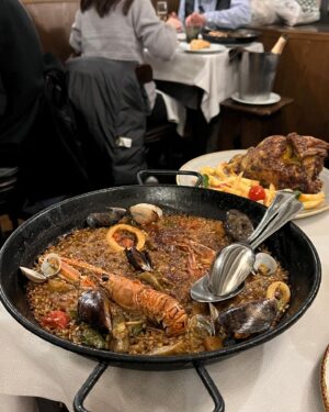 Yuki Terada Instagram - 🇪🇸バルセロナ旅行記
〜レストランが当たりだった件〜
スペインといえば、ご飯が美味しいじゃないですか。
それはもう、楽しみにしてまして。
ハズレのお店には行きたくなかったんですね？

だからこそ、めーっちゃ調べました😤

とは言え、どれだけ調べても、
うまくいかないことがあるのも、レストラン。

なはずなのに！！！
今回は成功したんですよね、お店選び！！！

もし、バルセロナ旅行の予定がある方、
バルセロナに行ってみたい方！
いらっしゃったら参考にしてみて下さいませ🙌

①Paco Meralgo(写真:1〜3)
カウンターの前にはショーケースに海鮮ズラーっ！
目にも楽しく、どれを頼んでも美味しかったです！
タパスの量が控えめなのも、種類が食べれてありがたい🙏

マグロも頼んだんだけど、
美味しすぎて写真撮らず食べちゃった(笑)

カフェラテ頼んだら、
エスプレッソとフォームミルクが出て来た！楽しい！

②Cerveceria Catalana(写真:4,5)
タパスの種類がとにかく豊富！
そして、めーっちゃ美味しい！！！
一番人気のフォアグラ牛肉も美味しかったけど、
個人的にはタコが優勝🐙

③Los Caracoles(写真:6〜8)
スペインといえば、パエリア！！
パエリアももちろん美味しかったんだけど、
個人的にはローストチキンが最高だった✨
日本人客は多め！

④Cerveseria vaso de Olo(写真:9,10)
海辺にはショッピングモールがあるんだけど！
その辺りに行った際にオススメ！

地元民が集まるパブって感じかな🤔
お客さんがぎっしり、入り口も見つけにくい。
入りづらい空気はあるが、、
勇気を出して入店したら正解でした👍
席取り合戦もしなきゃだったんですが、
そこは日本人の遠慮とか忘れましょう(笑)

ザ・スペインって感じの料理ではないから、そこはご注意！
でも料理もビールも最高！

#バルセロナ #グルメスタグラム #フリーランス女子 #寺田有希 #teradayuki