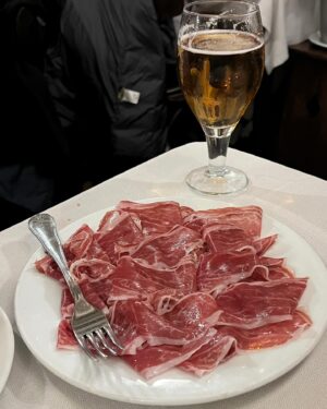 Yuki Terada Instagram - 🇪🇸バルセロナ旅行記
〜レストランが当たりだった件〜
スペインといえば、ご飯が美味しいじゃないですか。
それはもう、楽しみにしてまして。
ハズレのお店には行きたくなかったんですね？

だからこそ、めーっちゃ調べました😤

とは言え、どれだけ調べても、
うまくいかないことがあるのも、レストラン。

なはずなのに！！！
今回は成功したんですよね、お店選び！！！

もし、バルセロナ旅行の予定がある方、
バルセロナに行ってみたい方！
いらっしゃったら参考にしてみて下さいませ🙌

①Paco Meralgo(写真:1〜3)
カウンターの前にはショーケースに海鮮ズラーっ！
目にも楽しく、どれを頼んでも美味しかったです！
タパスの量が控えめなのも、種類が食べれてありがたい🙏

マグロも頼んだんだけど、
美味しすぎて写真撮らず食べちゃった(笑)

カフェラテ頼んだら、
エスプレッソとフォームミルクが出て来た！楽しい！

②Cerveceria Catalana(写真:4,5)
タパスの種類がとにかく豊富！
そして、めーっちゃ美味しい！！！
一番人気のフォアグラ牛肉も美味しかったけど、
個人的にはタコが優勝🐙

③Los Caracoles(写真:6〜8)
スペインといえば、パエリア！！
パエリアももちろん美味しかったんだけど、
個人的にはローストチキンが最高だった✨
日本人客は多め！

④Cerveseria vaso de Olo(写真:9,10)
海辺にはショッピングモールがあるんだけど！
その辺りに行った際にオススメ！

地元民が集まるパブって感じかな🤔
お客さんがぎっしり、入り口も見つけにくい。
入りづらい空気はあるが、、
勇気を出して入店したら正解でした👍
席取り合戦もしなきゃだったんですが、
そこは日本人の遠慮とか忘れましょう(笑)

ザ・スペインって感じの料理ではないから、そこはご注意！
でも料理もビールも最高！

#バルセロナ #グルメスタグラム #フリーランス女子 #寺田有希 #teradayuki