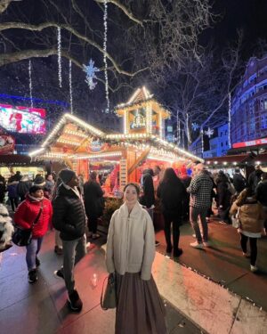 Yuki Terada Instagram - 🇬🇧ロンドン旅行記①
〜🎄クリスマスの街並み〜
少し長めに時間を作れたので、
人生で初めて！！！！！

年末年始を海外で過ごすことにしました☺️✨

訪れたのは「ロンドン」！！！
ロンドンのクリスマスや年越しって……ねえ？
憧れが詰まってますよね🥺？

せっかくなので、旅行記レポをしていきます！！！

＊＊＊＊＊＊

『ロンドン=クリスマスがすごい』
と、想像する方も多いのではないでしょうか？

……その通り！！！
ロンドンのクリスマスは想像通り、
いや想像以上に、すごかったです😳👏

初めてのロンドンクリスマスなので、
有名どころをプラプラ散歩してみました！

＊＊＊＊＊＊

▼Regemt Street(1枚目)
ロンドンといえば、この通りでしょう！
天使が空に😳！！！？？？
スケール感が規格外すぎました😂

通り一面が電飾で彩られていて、
とにかくカッコいい！キレイ！オシャレ！厳か！
ロンドンに行ったら、ここは必ず行ってほしい。

▼たまたま見つけたツリー(写真2枚目)
これ……どこかわからん(笑)
街で見かけたツリーくん。
なんで、わからん場所の写真載せるの？ってね。

どこかわからんような何気ない場所も、
電飾で彩られていて、めっちゃキレイなの！！！

ってことを、言いたかったんです☺️
ふらふら歩いてるだけで、ロンドンは楽しい。

▼フォートナム&メイソン(3枚目 Piccadilly Street)
超有名な紅茶店。
王室御用達で、お土産で選ぶ人も多いのでは？
クリスマス仕様の外観は、それはもうお見事でした！

▼Bond Street(4.5枚目)
高級ブランド街のこの通り。
思い思いの電飾で、各店が彩られていたよ！
もう、ウットリでしたわ☺️✨
写真以外のお店も本当にキレイだったから、
ぜひ歩いてみてほしいなー。

ちなみに。
「エルメス」はあまり電飾されていなかった！
これが、王者の風格か？笑
あえて飾らない感じも、よきでした。

▼Leicester Square(6枚目)
街のど真ん中にある公園。
ここにもクリスマスマーケットが出現！！！
本当に規模が違います😳

チケットとかなく中に入れて、
色んなお店もあって楽しかったよ！

＊＊＊＊＊＊

以上、クリスマスのロンドンの街並みでした！

#london🇬🇧 #ロンドン旅行 #クリスマス #フリーランス女子 #フリーランス #teradayuki #寺田有希