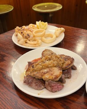 Yuki Terada Instagram - 🇪🇸バルセロナ旅行記
〜レストランが当たりだった件〜
スペインといえば、ご飯が美味しいじゃないですか。
それはもう、楽しみにしてまして。
ハズレのお店には行きたくなかったんですね？

だからこそ、めーっちゃ調べました😤

とは言え、どれだけ調べても、
うまくいかないことがあるのも、レストラン。

なはずなのに！！！
今回は成功したんですよね、お店選び！！！

もし、バルセロナ旅行の予定がある方、
バルセロナに行ってみたい方！
いらっしゃったら参考にしてみて下さいませ🙌

①Paco Meralgo(写真:1〜3)
カウンターの前にはショーケースに海鮮ズラーっ！
目にも楽しく、どれを頼んでも美味しかったです！
タパスの量が控えめなのも、種類が食べれてありがたい🙏

マグロも頼んだんだけど、
美味しすぎて写真撮らず食べちゃった(笑)

カフェラテ頼んだら、
エスプレッソとフォームミルクが出て来た！楽しい！

②Cerveceria Catalana(写真:4,5)
タパスの種類がとにかく豊富！
そして、めーっちゃ美味しい！！！
一番人気のフォアグラ牛肉も美味しかったけど、
個人的にはタコが優勝🐙

③Los Caracoles(写真:6〜8)
スペインといえば、パエリア！！
パエリアももちろん美味しかったんだけど、
個人的にはローストチキンが最高だった✨
日本人客は多め！

④Cerveseria vaso de Olo(写真:9,10)
海辺にはショッピングモールがあるんだけど！
その辺りに行った際にオススメ！

地元民が集まるパブって感じかな🤔
お客さんがぎっしり、入り口も見つけにくい。
入りづらい空気はあるが、、
勇気を出して入店したら正解でした👍
席取り合戦もしなきゃだったんですが、
そこは日本人の遠慮とか忘れましょう(笑)

ザ・スペインって感じの料理ではないから、そこはご注意！
でも料理もビールも最高！

#バルセロナ #グルメスタグラム #フリーランス女子 #寺田有希 #teradayuki