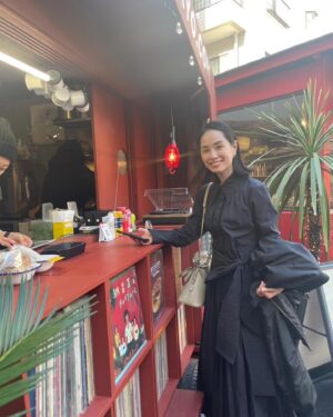 Yuki Terada Instagram - 「どっかでお茶しよー！」

って言いながらもカフェ難民になってた時、
目の前に突如現れた場所がめっちゃよかった😳👏👏

@bflat_commune 

この日はジュース飲んだだけなんだけど！
開放的な空間がテンションアガるし、
ビールは飲めるし、
なんと「おでん」まで食べれるんだよ！！！

あと、女子的にはトイレがキレイなのも最高🙆

カフェ難民になったら、
ここの場所はかなりオススメでした🙋‍♂️

まあ、
これからの時期は寒いかもしれんが🥶🥶

期間限定でオープンしてるみたい！
タイミング合えばぜひ！

#表参道カフェ #オススメ #フリーランス女子 #寺田有希 #teradayuki