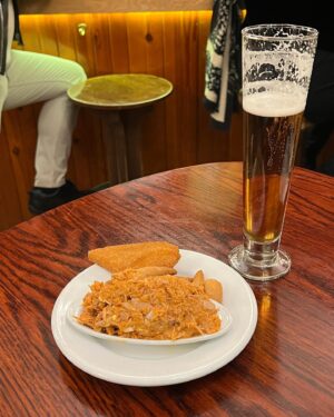 Yuki Terada Instagram - 🇪🇸バルセロナ旅行記
〜レストランが当たりだった件〜
スペインといえば、ご飯が美味しいじゃないですか。
それはもう、楽しみにしてまして。
ハズレのお店には行きたくなかったんですね？

だからこそ、めーっちゃ調べました😤

とは言え、どれだけ調べても、
うまくいかないことがあるのも、レストラン。

なはずなのに！！！
今回は成功したんですよね、お店選び！！！

もし、バルセロナ旅行の予定がある方、
バルセロナに行ってみたい方！
いらっしゃったら参考にしてみて下さいませ🙌

①Paco Meralgo(写真:1〜3)
カウンターの前にはショーケースに海鮮ズラーっ！
目にも楽しく、どれを頼んでも美味しかったです！
タパスの量が控えめなのも、種類が食べれてありがたい🙏

マグロも頼んだんだけど、
美味しすぎて写真撮らず食べちゃった(笑)

カフェラテ頼んだら、
エスプレッソとフォームミルクが出て来た！楽しい！

②Cerveceria Catalana(写真:4,5)
タパスの種類がとにかく豊富！
そして、めーっちゃ美味しい！！！
一番人気のフォアグラ牛肉も美味しかったけど、
個人的にはタコが優勝🐙

③Los Caracoles(写真:6〜8)
スペインといえば、パエリア！！
パエリアももちろん美味しかったんだけど、
個人的にはローストチキンが最高だった✨
日本人客は多め！

④Cerveseria vaso de Olo(写真:9,10)
海辺にはショッピングモールがあるんだけど！
その辺りに行った際にオススメ！

地元民が集まるパブって感じかな🤔
お客さんがぎっしり、入り口も見つけにくい。
入りづらい空気はあるが、、
勇気を出して入店したら正解でした👍
席取り合戦もしなきゃだったんですが、
そこは日本人の遠慮とか忘れましょう(笑)

ザ・スペインって感じの料理ではないから、そこはご注意！
でも料理もビールも最高！

#バルセロナ #グルメスタグラム #フリーランス女子 #寺田有希 #teradayuki
