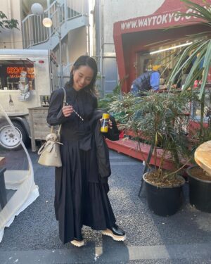 Yuki Terada Instagram - 「どっかでお茶しよー！」

って言いながらもカフェ難民になってた時、
目の前に突如現れた場所がめっちゃよかった😳👏👏

@bflat_commune 

この日はジュース飲んだだけなんだけど！
開放的な空間がテンションアガるし、
ビールは飲めるし、
なんと「おでん」まで食べれるんだよ！！！

あと、女子的にはトイレがキレイなのも最高🙆

カフェ難民になったら、
ここの場所はかなりオススメでした🙋‍♂️

まあ、
これからの時期は寒いかもしれんが🥶🥶

期間限定でオープンしてるみたい！
タイミング合えばぜひ！

#表参道カフェ #オススメ #フリーランス女子 #寺田有希 #teradayuki