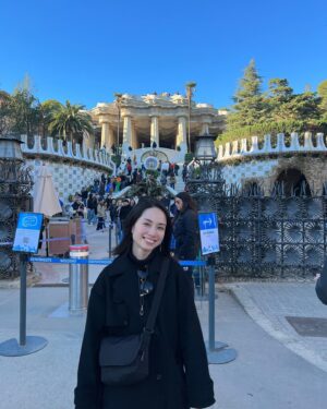 Yuki Terada Instagram - 🇪🇸バルセロナ旅行記
〜やっちまった！大失態2連発🤣〜
ロンドンだけではなく、
実は今回、バルセロナとリスボンにも行ってました！

バルセロナといえば……

サグラダファミリアー！！！！！！
もうこれは、絶対に見たかったんです🙏

一番のお目当てがサグラダファミリアだった！

……んですが🙂🙂
大事件が発生。

サグラダファミリアの中に、、
入れなかったー！！！！！

サグラダファミリアの中に入るためには、
事前購入したチケットが必要です🎫
実は、そのことに気付いたのが前日だったんですよね、、

前日には、チケットが完売！！！！！
当日券の販売もないため、入れなかったんです😢

しかも！！！！！

もう一つのお目当てだった『グエル公園』
ここも中に入るにはチケットが必要なんですが、
チケットが必要だと気付いたのは当日(遅すぎw)で、
こっちも入れなかったんです😢🤣💦

▼バルセロナの観光スポット
▼美味しいごはん屋さん
▼移動方法

こういうことばかり事前に調べていて、
肝心の入場方法を調べてなかったという、、

痛恨のミスをしてしまったのでした😂😂

だから！！！
マジで！！！
声を大にして言いたい！！！！！！！

サグラダファミリア・グエル公園に行きたい人は、
飛行機のチケットと共に
入場チケットも絶対に予約してー！ー！！！！！

これ、バルセロナ観光の鉄則です😤😤

みなさんは、
私みたいな残念な感じになりませんように🙏

とはいえ！！！！！
外だけでも相当すごくて、感動した🥺🥺✨

こりゃあ、すごいわ。
どうやらサグラダファミリアは、2030年に
ついに完成予定らしいですね🤔

完成したらまた、観に行きたいな！
その時は中もね😤😤笑

#バルセロナ #サグラダファミリア #グエル公園 #フリーランス女子 #寺田有希 #teradayuki