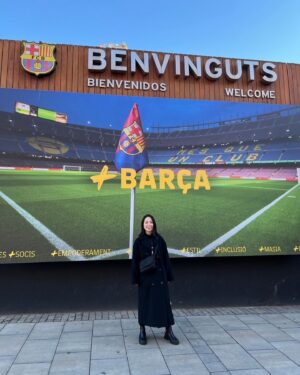 Yuki Terada Instagram - 🇪🇸バルセロナ旅行記
〜FCバルセロナの聖地へ〜
バルセロナといえば！
FCバルセロナも忘れてはならんですよね⚽️🇪🇸

本拠地『Camp nou studium』へ！！！

ご安心下さい。
ここは、中へ入れました😤🤣👍

これも例によって前日にチケットを買いましたが(汗)、
普通に買うことができました👏🤣
ありがとう、カンプノー！！！

見学チケットは数種類アリ！

私はスタジアム近くにある、
記念館の見学ツアーのみを予約しました！
スタジアムの中には入れなかったけど、
それだけでも大満足でしたよ☺️☺️

入り口でもらえるQRコードを読み取ると、
解説付き動画を視聴することができます！！！！
なんと、日本語にも対応😳👏
日本人にはありがたいですよね！！！

解説動画が結構詳しく語ってくれるから、
FCバルセロナにまったく詳しくない私でも、
めーっちゃ楽しめた⚽️✨

メッシくらい知ってれば、充分楽しいと思う✊

つまりは！！！
解説動画は見れた方がいいので、スマホは必須ですね🙋‍♂️
1人一台のスマホ用意は忘れずに！！

ショップがスタジアムみたいになってて、
こりゃまた遊び心が最高ですね🙌

いやー！
FCバルセロナ最高だわ！(ただのミーハー笑)🤣

FCバルセロナの試合。
いつか生で観戦したくなりました！

サグラダファミリアの再チャレンジとあわせて、
いつかは叶えたいですな😤😤

#fcbarcelona #バルセロナ観光 #スペイン #フリーランス女子 #寺田有希 #teradayuki
