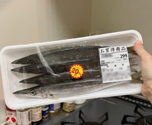 Yuki Terada Instagram - 旬の「かます」がすんごい安かった！！！🐟✨

安い上に、20%引き！！！
これは買うでしょ🤤✨

ってことで、かます食べ切りご飯🍚✨
▼かますの炊き込みご飯
▼かますのレモンバターソテー
▼かますの幽庵焼き
▼かますの明太子巻き焼き
▼かますの炊き込みご飯で冷や汁風

初めて買ったんだけど、
魚としても扱いやすいし美味しかった！！！

かます、いいね☺️🐟✨

#食べ切りレシピ #おうちごはん #フリーランス女子 #寺田有希