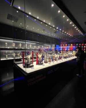 Yuki Terada Instagram - 🇪🇸バルセロナ旅行記
〜FCバルセロナの聖地へ〜
バルセロナといえば！
FCバルセロナも忘れてはならんですよね⚽️🇪🇸

本拠地『Camp nou studium』へ！！！

ご安心下さい。
ここは、中へ入れました😤🤣👍

これも例によって前日にチケットを買いましたが(汗)、
普通に買うことができました👏🤣
ありがとう、カンプノー！！！

見学チケットは数種類アリ！

私はスタジアム近くにある、
記念館の見学ツアーのみを予約しました！
スタジアムの中には入れなかったけど、
それだけでも大満足でしたよ☺️☺️

入り口でもらえるQRコードを読み取ると、
解説付き動画を視聴することができます！！！！
なんと、日本語にも対応😳👏
日本人にはありがたいですよね！！！

解説動画が結構詳しく語ってくれるから、
FCバルセロナにまったく詳しくない私でも、
めーっちゃ楽しめた⚽️✨

メッシくらい知ってれば、充分楽しいと思う✊

つまりは！！！
解説動画は見れた方がいいので、スマホは必須ですね🙋‍♂️
1人一台のスマホ用意は忘れずに！！

ショップがスタジアムみたいになってて、
こりゃまた遊び心が最高ですね🙌

いやー！
FCバルセロナ最高だわ！(ただのミーハー笑)🤣

FCバルセロナの試合。
いつか生で観戦したくなりました！

サグラダファミリアの再チャレンジとあわせて、
いつかは叶えたいですな😤😤

#fcbarcelona #バルセロナ観光 #スペイン #フリーランス女子 #寺田有希 #teradayuki