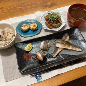 Yuki Terada Instagram - 旬の「かます」がすんごい安かった！！！🐟✨

安い上に、20%引き！！！
これは買うでしょ🤤✨

ってことで、かます食べ切りご飯🍚✨
▼かますの炊き込みご飯
▼かますのレモンバターソテー
▼かますの幽庵焼き
▼かますの明太子巻き焼き
▼かますの炊き込みご飯で冷や汁風

初めて買ったんだけど、
魚としても扱いやすいし美味しかった！！！

かます、いいね☺️🐟✨

#食べ切りレシピ #おうちごはん #フリーランス女子 #寺田有希