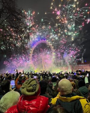 Yuki Terada Instagram - 🇬🇧ロンドン旅行記
〜年越しは有名な花火大会で！〜
『ロンドンで年越しをするなら、
テムズ川の花火大会に行きたい！！！！』

そう、願っていた私。
でも、テムズ川の花火大会といえば、

▼チケットは争奪戦
▼開始までに何時間も並んで待たなきゃいけない
▼トイレ大変
▼とにかく、人！人！人！
▼人混みすぎて上手く見れるかどうかは運(汗)
▼帰るまでに何時間もかかることも…

という、花火以外の部分の前評判や経験者レビューは、
お世辞にもいいとは言えません😂🤣

でも、せっかくのロンドン年越しだもの。
大変な部分も含めて経験だ！！！！！！

行くことに決めたのでした☺️✨

☝️チケット・前情報
▼チケットは公式HPから購入可能
▼一番人気のブルーエリア確保に成功！
▼当日は20:00〜22:30までに入場する必要あり
▼規制のため、エリアごとに駅が決められている
▼ブルーエリアは「ビクトリア」駅から歩く

当日。

待ち時間が長くなるのは嫌だけど、
念のために早めに現地に向かうことにしました。

……これが、のちに大正解だとわかる！！！！

もうちょっと遅かったら、
もしかしたら入場できてなかったかもしれません😢

20:30頃にビクトリア駅に到着。
現地までは、徒歩30分程度でしょうか。
ぼちぼち歩いて向かいます。

道は広いエリアで通行止めになっていて、
駅からは一本道で現地に向かえるようになってました。

スムーズに歩いていく。
人はいるけど、まあそこそこくらいな印象🤔

そして、観覧エリアまで
残り1〜200mくらいのところに着いたとき。
突如、人の流れがピタッと止まりました。
できあがる人だかり。
あっという間に身動きがとれなくなりました。

「なんだ！？」って思ったんだけど、
チケットを見せるゲートがあったのでした。

エリアの結構手前に、ゲートがあるのね。

ここで1時間半ほど、待機。
この時が一番ギュウギュウ状態で待たねばでした😢

ちなみに！！！！！
私は21:00くらいにこのゲートに着いたからよかったのですが、
もう少し遅かったら
このゲートを通れていなかったかもしれません！！！！

ゲートが混みすぎて、
開始時間になっても入れなかった人もいるみたい😢

余裕を持ってよかったです☺️✨

そして、約1時間半後に無事ゲート通過！
エリアまで向かいます。

少し歩くと、再びゲートが！
やはり厳重なチェックがあるもんですね。

その2つ目のゲートを通ると………
エリアに向かえる！！！
見る場所の争奪戦が開幕です！！！！！

この時はまだ空いていて、すんなり。
エリアの一番、入り口側にしました。

……これものちに、大正解だとわかる！！！

入り口近くだと、視界が木にさえぎられない。
そして帰り、すぐにゲートを出られる！

入り口付近、すごくよかったです。
エリアの真ん中だと、
結構、街路樹が邪魔になりそうでしたよ。
(知らんけど。一番奥も見てないからわからんけど)

さらには、歩道を陣取れた私。
車道より、歩道って少し段が高くなってるじゃない？
この歩道の段差に助けられました🤣

ありがとう、歩道の段差。
チビ仲間は歩道あたりの確保を強くオススメします！

何気に大正解を何個も出しながら、
始まるまで2時間半ほど待機しました。

23時頃から、混んできました。
背が高い人が来る度にヒヤヒヤしながら(笑)

めーっちゃ寒いって日でもなかった。
でも長時間待ってると、冷えてくるものです。

冷えと疲労に耐えながら待っていると……

時刻は0時少し前。
ドローンが飛んでいるのがわかりました。

……始まる！！！

約1万2000発の花火があがるこの花火大会。
いや、マジで圧巻でした！！！！！

時間は約15分〜20分ほどとコンパクト。
それでも大満足！！！！！

日本での大きな花火大会をいくつも見てきた私ですが、
雰囲気も相まって、
これは相当綺麗だったなと思います。

機会があればぜひ！
チャレンジしてみて下さい🙌

最後に、寺田的ポイントをまとめます！！！

☝️寺田的ポイント
▼早めに行って損はなし！マジで！！！
▼エリア内にトイレもあるよ(汚いけど)
▼身長低い仲間は、段差の上などを陣取りましょう
▼待ち時間、雨が降りました。晴天予報じゃない限り、傘はいるね！カッパでもいいかも？
▼場所を取っておく、なんてことはできないよ
▼深夜も地下鉄は動いてます
▼帰りは遠慮とかせずに入り口に突き進むべし
▼並び始めたらトイレには基本いけないので…まあ、オムツも一つの手です(笑)

ちょっと頑張って行ってよかった！
いい年越しとなりました🙌

📷写真
7枚目:道にある表示
8枚目:1つ目のゲート通過待ち
9枚目:始まる約15分前

#ロンドン #旅行記 #フリーランス女子 #寺田有希 #teradayuki