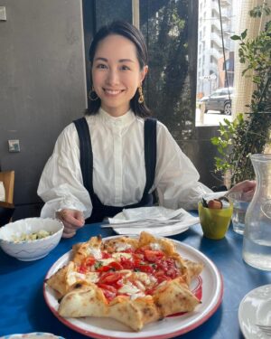 Yuki Terada Instagram - 収録前の腹ごしらえ〜
ここのピザが、もう！もう！！！！

めっちゃ美味しかった😳🤤✨

不思議な形をしてるピザ！
チーズもたっぷり、
トマトもフレッシュで最高！！！

また行きたいな〜
みんなにも行ってほしい！

ただ、超人気店なのでご注意を！！🙋‍♂️

美味しいご飯を食べると、
仕事頑張ろって思えますよね☺️✨

#ピザランチ #ランチタイム #東京ランチ #ピザ #イタリアン #大好き #フリーランス #フリーランス女子 #寺田有希 #teradayuki