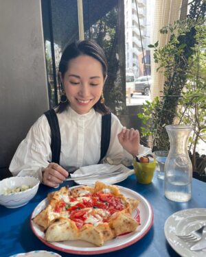 Yuki Terada Instagram - 収録前の腹ごしらえ〜
ここのピザが、もう！もう！！！！

めっちゃ美味しかった😳🤤✨

不思議な形をしてるピザ！
チーズもたっぷり、
トマトもフレッシュで最高！！！

また行きたいな〜
みんなにも行ってほしい！

ただ、超人気店なのでご注意を！！🙋‍♂️

美味しいご飯を食べると、
仕事頑張ろって思えますよね☺️✨

#ピザランチ #ランチタイム #東京ランチ #ピザ #イタリアン #大好き #フリーランス #フリーランス女子 #寺田有希 #teradayuki