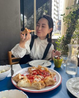 Yuki Terada Instagram - 収録前の腹ごしらえ〜
ここのピザが、もう！もう！！！！

めっちゃ美味しかった😳🤤✨

不思議な形をしてるピザ！
チーズもたっぷり、
トマトもフレッシュで最高！！！

また行きたいな〜
みんなにも行ってほしい！

ただ、超人気店なのでご注意を！！🙋‍♂️

美味しいご飯を食べると、
仕事頑張ろって思えますよね☺️✨

#ピザランチ #ランチタイム #東京ランチ #ピザ #イタリアン #大好き #フリーランス #フリーランス女子 #寺田有希 #teradayuki