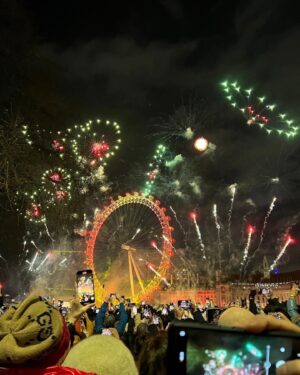 Yuki Terada Instagram - 🇬🇧ロンドン旅行記
〜年越しは有名な花火大会で！〜
『ロンドンで年越しをするなら、
テムズ川の花火大会に行きたい！！！！』

そう、願っていた私。
でも、テムズ川の花火大会といえば、

▼チケットは争奪戦
▼開始までに何時間も並んで待たなきゃいけない
▼トイレ大変
▼とにかく、人！人！人！
▼人混みすぎて上手く見れるかどうかは運(汗)
▼帰るまでに何時間もかかることも…

という、花火以外の部分の前評判や経験者レビューは、
お世辞にもいいとは言えません😂🤣

でも、せっかくのロンドン年越しだもの。
大変な部分も含めて経験だ！！！！！！

行くことに決めたのでした☺️✨

☝️チケット・前情報
▼チケットは公式HPから購入可能
▼一番人気のブルーエリア確保に成功！
▼当日は20:00〜22:30までに入場する必要あり
▼規制のため、エリアごとに駅が決められている
▼ブルーエリアは「ビクトリア」駅から歩く

当日。

待ち時間が長くなるのは嫌だけど、
念のために早めに現地に向かうことにしました。

……これが、のちに大正解だとわかる！！！！

もうちょっと遅かったら、
もしかしたら入場できてなかったかもしれません😢

20:30頃にビクトリア駅に到着。
現地までは、徒歩30分程度でしょうか。
ぼちぼち歩いて向かいます。

道は広いエリアで通行止めになっていて、
駅からは一本道で現地に向かえるようになってました。

スムーズに歩いていく。
人はいるけど、まあそこそこくらいな印象🤔

そして、観覧エリアまで
残り1〜200mくらいのところに着いたとき。
突如、人の流れがピタッと止まりました。
できあがる人だかり。
あっという間に身動きがとれなくなりました。

「なんだ！？」って思ったんだけど、
チケットを見せるゲートがあったのでした。

エリアの結構手前に、ゲートがあるのね。

ここで1時間半ほど、待機。
この時が一番ギュウギュウ状態で待たねばでした😢

ちなみに！！！！！
私は21:00くらいにこのゲートに着いたからよかったのですが、
もう少し遅かったら
このゲートを通れていなかったかもしれません！！！！

ゲートが混みすぎて、
開始時間になっても入れなかった人もいるみたい😢

余裕を持ってよかったです☺️✨

そして、約1時間半後に無事ゲート通過！
エリアまで向かいます。

少し歩くと、再びゲートが！
やはり厳重なチェックがあるもんですね。

その2つ目のゲートを通ると………
エリアに向かえる！！！
見る場所の争奪戦が開幕です！！！！！

この時はまだ空いていて、すんなり。
エリアの一番、入り口側にしました。

……これものちに、大正解だとわかる！！！

入り口近くだと、視界が木にさえぎられない。
そして帰り、すぐにゲートを出られる！

入り口付近、すごくよかったです。
エリアの真ん中だと、
結構、街路樹が邪魔になりそうでしたよ。
(知らんけど。一番奥も見てないからわからんけど)

さらには、歩道を陣取れた私。
車道より、歩道って少し段が高くなってるじゃない？
この歩道の段差に助けられました🤣

ありがとう、歩道の段差。
チビ仲間は歩道あたりの確保を強くオススメします！

何気に大正解を何個も出しながら、
始まるまで2時間半ほど待機しました。

23時頃から、混んできました。
背が高い人が来る度にヒヤヒヤしながら(笑)

めーっちゃ寒いって日でもなかった。
でも長時間待ってると、冷えてくるものです。

冷えと疲労に耐えながら待っていると……

時刻は0時少し前。
ドローンが飛んでいるのがわかりました。

……始まる！！！

約1万2000発の花火があがるこの花火大会。
いや、マジで圧巻でした！！！！！

時間は約15分〜20分ほどとコンパクト。
それでも大満足！！！！！

日本での大きな花火大会をいくつも見てきた私ですが、
雰囲気も相まって、
これは相当綺麗だったなと思います。

機会があればぜひ！
チャレンジしてみて下さい🙌

最後に、寺田的ポイントをまとめます！！！

☝️寺田的ポイント
▼早めに行って損はなし！マジで！！！
▼エリア内にトイレもあるよ(汚いけど)
▼身長低い仲間は、段差の上などを陣取りましょう
▼待ち時間、雨が降りました。晴天予報じゃない限り、傘はいるね！カッパでもいいかも？
▼場所を取っておく、なんてことはできないよ
▼深夜も地下鉄は動いてます
▼帰りは遠慮とかせずに入り口に突き進むべし
▼並び始めたらトイレには基本いけないので…まあ、オムツも一つの手です(笑)

ちょっと頑張って行ってよかった！
いい年越しとなりました🙌

📷写真
7枚目:道にある表示
8枚目:1つ目のゲート通過待ち
9枚目:始まる約15分前

#ロンドン #旅行記 #フリーランス女子 #寺田有希 #teradayuki