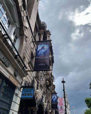 Yuki Terada Instagram - 今！ロンドンといえば！！！！！🇬🇧

『千と千尋の神隠し』
ミュージカルを観てきました！！！

どーしても観たくてですね、
チケット発売初日に購入したんですよね✊✨
その甲斐もあって、
めーっちゃくちゃいい席を取れました！

前から4列目のど真ん中！！！！😳✨

最高。
本当に最高でした。

映画では泣いたことなかったんですけど、
泣いてしまったよね。

キャストの皆さま。
オーケストラの皆さま。
最っ高でした。

会場は、ナショナルギャラリー近くの
すんごく素敵な劇場。

カーテンコール。
会場にはスタンディングオーベーションが…！
大歓声、大拍手。

日本のミュージカルが、
日本のアニメが受け入れられてる様をこの目で見て、
すんごく誇らしくなりました。

圧巻の舞台美術。
原作をそのまんま再現した世界観。
キャストさんたちの再現度。

あああ、よかったー！！！！！👏

#ロンドン #千と千尋の神隠し #ミュージカル #spiritedaway #最高