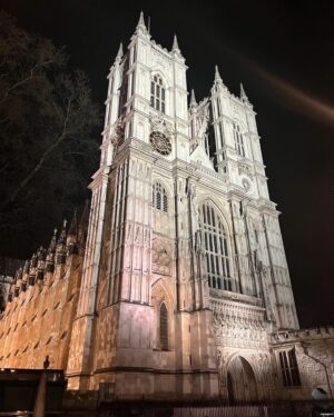 Yuki Terada Instagram - 🇬🇧ロンドン旅行記
〜年越しは有名な花火大会で！〜
『ロンドンで年越しをするなら、
テムズ川の花火大会に行きたい！！！！』

そう、願っていた私。
でも、テムズ川の花火大会といえば、

▼チケットは争奪戦
▼開始までに何時間も並んで待たなきゃいけない
▼トイレ大変
▼とにかく、人！人！人！
▼人混みすぎて上手く見れるかどうかは運(汗)
▼帰るまでに何時間もかかることも…

という、花火以外の部分の前評判や経験者レビューは、
お世辞にもいいとは言えません😂🤣

でも、せっかくのロンドン年越しだもの。
大変な部分も含めて経験だ！！！！！！

行くことに決めたのでした☺️✨

☝️チケット・前情報
▼チケットは公式HPから購入可能
▼一番人気のブルーエリア確保に成功！
▼当日は20:00〜22:30までに入場する必要あり
▼規制のため、エリアごとに駅が決められている
▼ブルーエリアは「ビクトリア」駅から歩く

当日。

待ち時間が長くなるのは嫌だけど、
念のために早めに現地に向かうことにしました。

……これが、のちに大正解だとわかる！！！！

もうちょっと遅かったら、
もしかしたら入場できてなかったかもしれません😢

20:30頃にビクトリア駅に到着。
現地までは、徒歩30分程度でしょうか。
ぼちぼち歩いて向かいます。

道は広いエリアで通行止めになっていて、
駅からは一本道で現地に向かえるようになってました。

スムーズに歩いていく。
人はいるけど、まあそこそこくらいな印象🤔

そして、観覧エリアまで
残り1〜200mくらいのところに着いたとき。
突如、人の流れがピタッと止まりました。
できあがる人だかり。
あっという間に身動きがとれなくなりました。

「なんだ！？」って思ったんだけど、
チケットを見せるゲートがあったのでした。

エリアの結構手前に、ゲートがあるのね。

ここで1時間半ほど、待機。
この時が一番ギュウギュウ状態で待たねばでした😢

ちなみに！！！！！
私は21:00くらいにこのゲートに着いたからよかったのですが、
もう少し遅かったら
このゲートを通れていなかったかもしれません！！！！

ゲートが混みすぎて、
開始時間になっても入れなかった人もいるみたい😢

余裕を持ってよかったです☺️✨

そして、約1時間半後に無事ゲート通過！
エリアまで向かいます。

少し歩くと、再びゲートが！
やはり厳重なチェックがあるもんですね。

その2つ目のゲートを通ると………
エリアに向かえる！！！
見る場所の争奪戦が開幕です！！！！！

この時はまだ空いていて、すんなり。
エリアの一番、入り口側にしました。

……これものちに、大正解だとわかる！！！

入り口近くだと、視界が木にさえぎられない。
そして帰り、すぐにゲートを出られる！

入り口付近、すごくよかったです。
エリアの真ん中だと、
結構、街路樹が邪魔になりそうでしたよ。
(知らんけど。一番奥も見てないからわからんけど)

さらには、歩道を陣取れた私。
車道より、歩道って少し段が高くなってるじゃない？
この歩道の段差に助けられました🤣

ありがとう、歩道の段差。
チビ仲間は歩道あたりの確保を強くオススメします！

何気に大正解を何個も出しながら、
始まるまで2時間半ほど待機しました。

23時頃から、混んできました。
背が高い人が来る度にヒヤヒヤしながら(笑)

めーっちゃ寒いって日でもなかった。
でも長時間待ってると、冷えてくるものです。

冷えと疲労に耐えながら待っていると……

時刻は0時少し前。
ドローンが飛んでいるのがわかりました。

……始まる！！！

約1万2000発の花火があがるこの花火大会。
いや、マジで圧巻でした！！！！！

時間は約15分〜20分ほどとコンパクト。
それでも大満足！！！！！

日本での大きな花火大会をいくつも見てきた私ですが、
雰囲気も相まって、
これは相当綺麗だったなと思います。

機会があればぜひ！
チャレンジしてみて下さい🙌

最後に、寺田的ポイントをまとめます！！！

☝️寺田的ポイント
▼早めに行って損はなし！マジで！！！
▼エリア内にトイレもあるよ(汚いけど)
▼身長低い仲間は、段差の上などを陣取りましょう
▼待ち時間、雨が降りました。晴天予報じゃない限り、傘はいるね！カッパでもいいかも？
▼場所を取っておく、なんてことはできないよ
▼深夜も地下鉄は動いてます
▼帰りは遠慮とかせずに入り口に突き進むべし
▼並び始めたらトイレには基本いけないので…まあ、オムツも一つの手です(笑)

ちょっと頑張って行ってよかった！
いい年越しとなりました🙌

📷写真
7枚目:道にある表示
8枚目:1つ目のゲート通過待ち
9枚目:始まる約15分前

#ロンドン #旅行記 #フリーランス女子 #寺田有希 #teradayuki